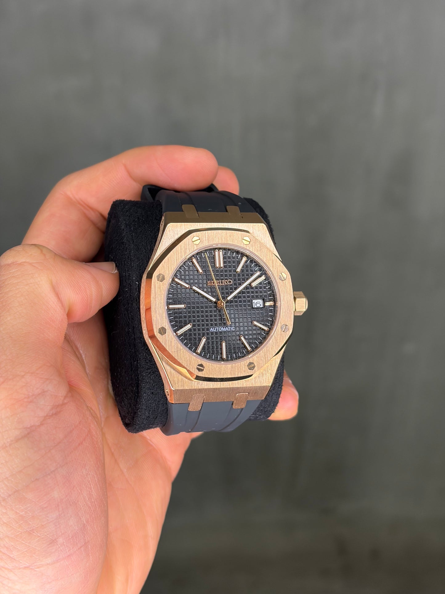 Rose Gold and Black Dial Royal Oak Seiko Mod — Détail couronne