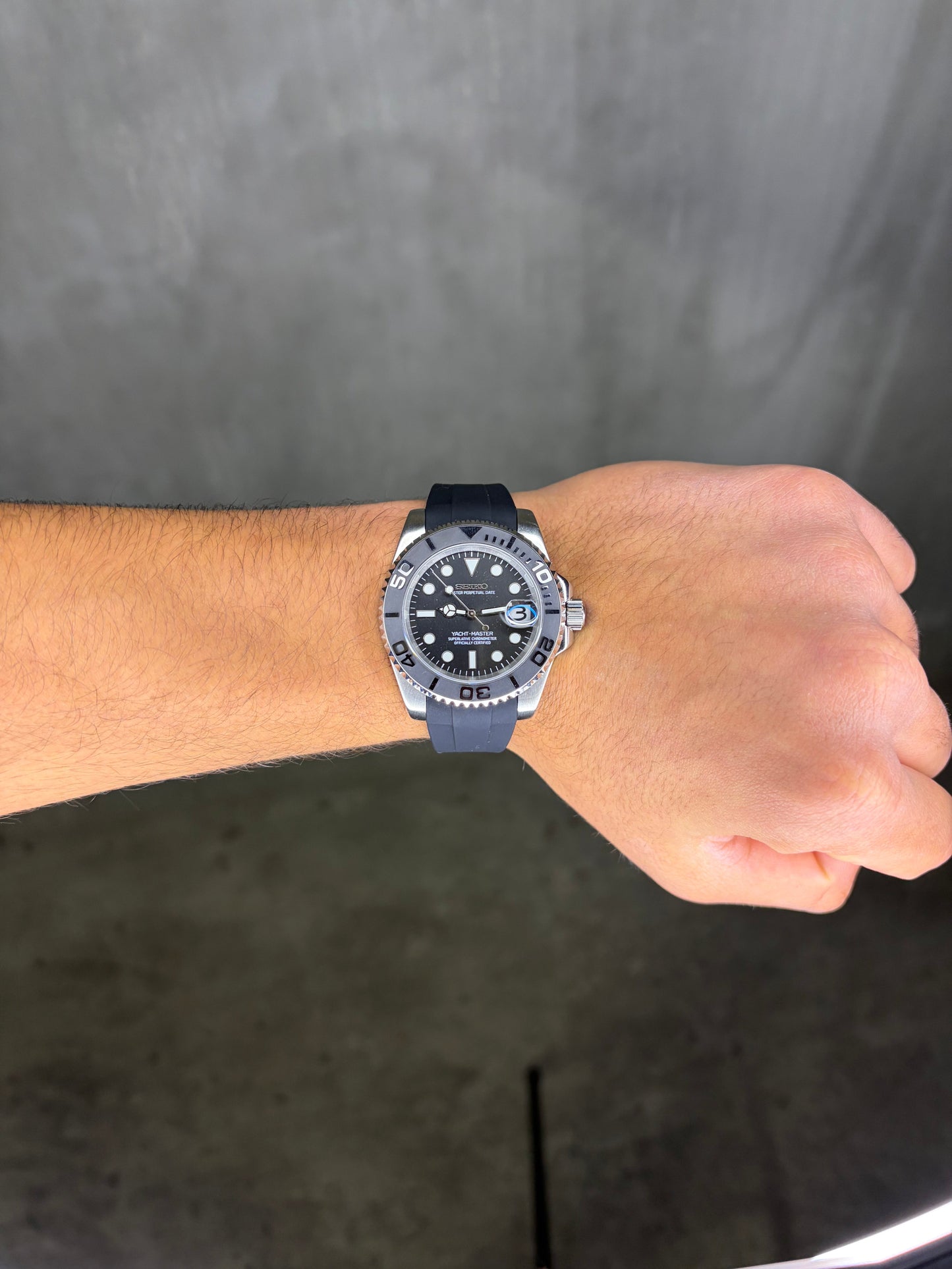 Yacht master Silver & Black Oysterflex Seiko Mod — Détail couronne