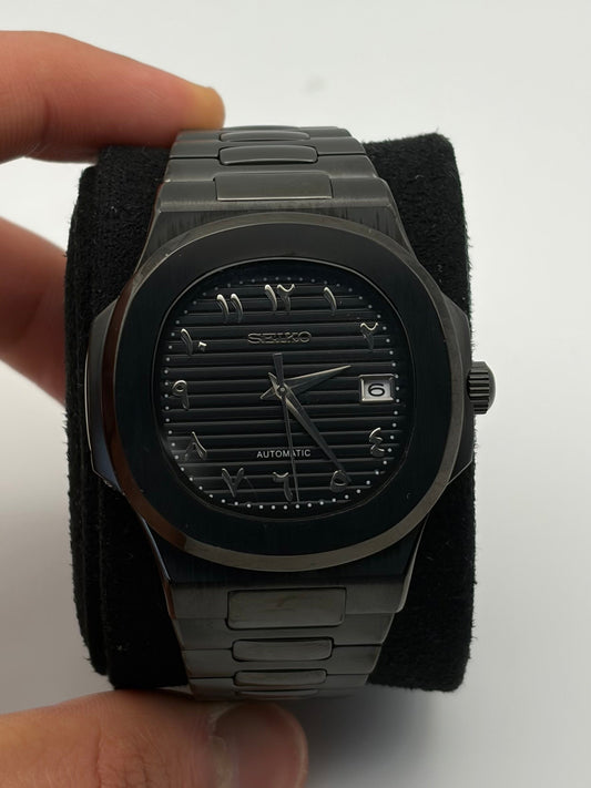 Nautilus Stealth Black Arabic Numerals Seiko Mod — Détail cadran