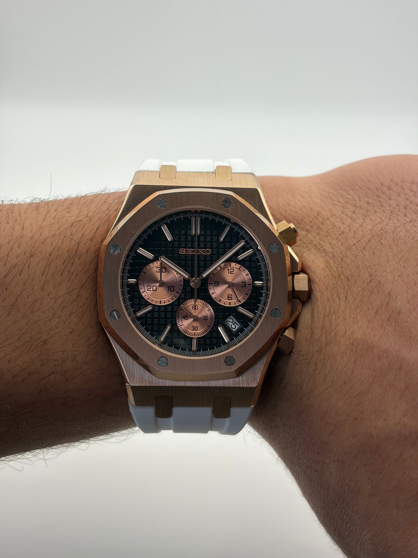 Royal Oak Chronograph White Strap Seiko Mod — Vue de profil