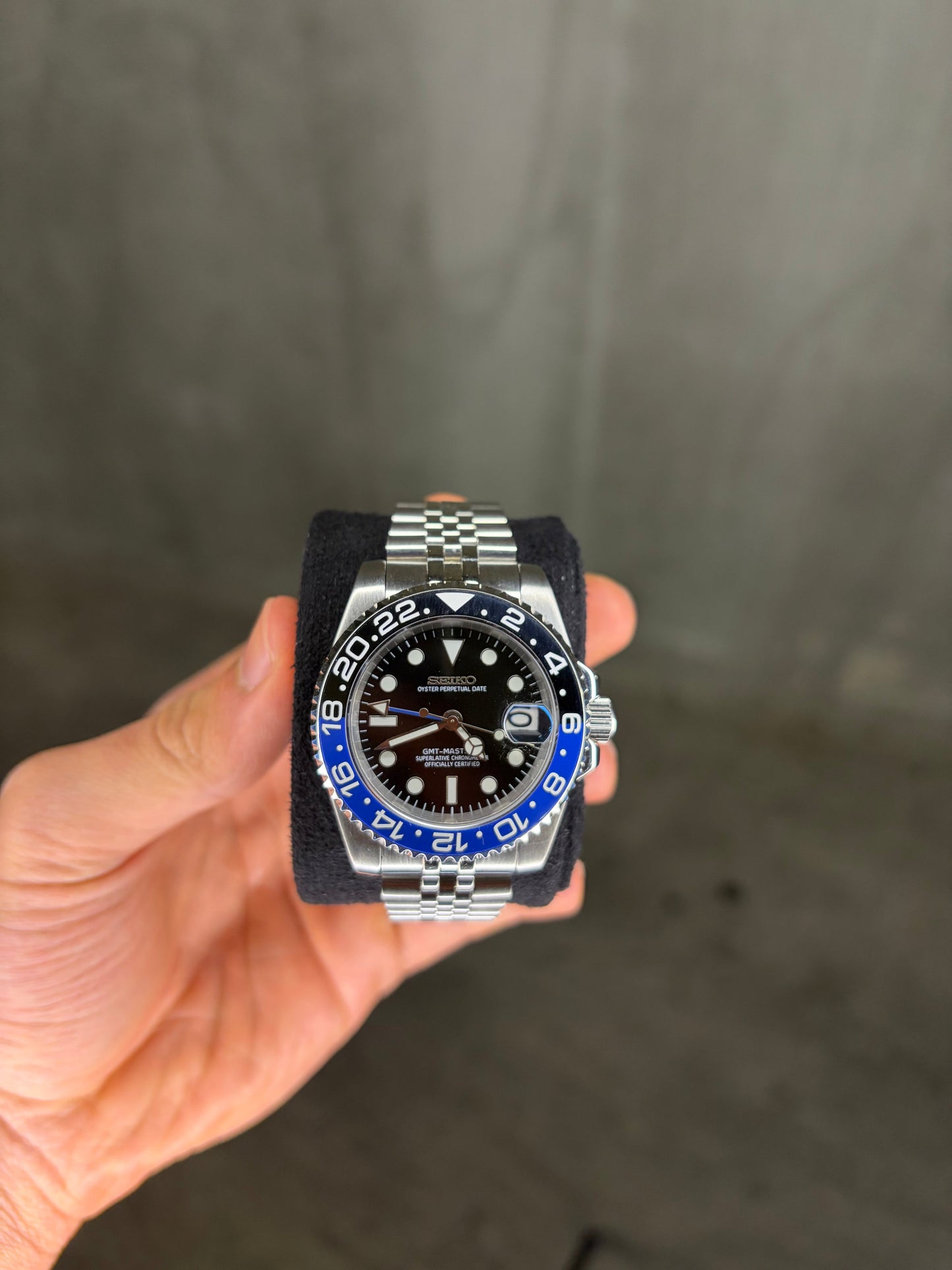 GMT MASTER II Batgirl Black & Blue bezel Seiko Mod — Détail couronne