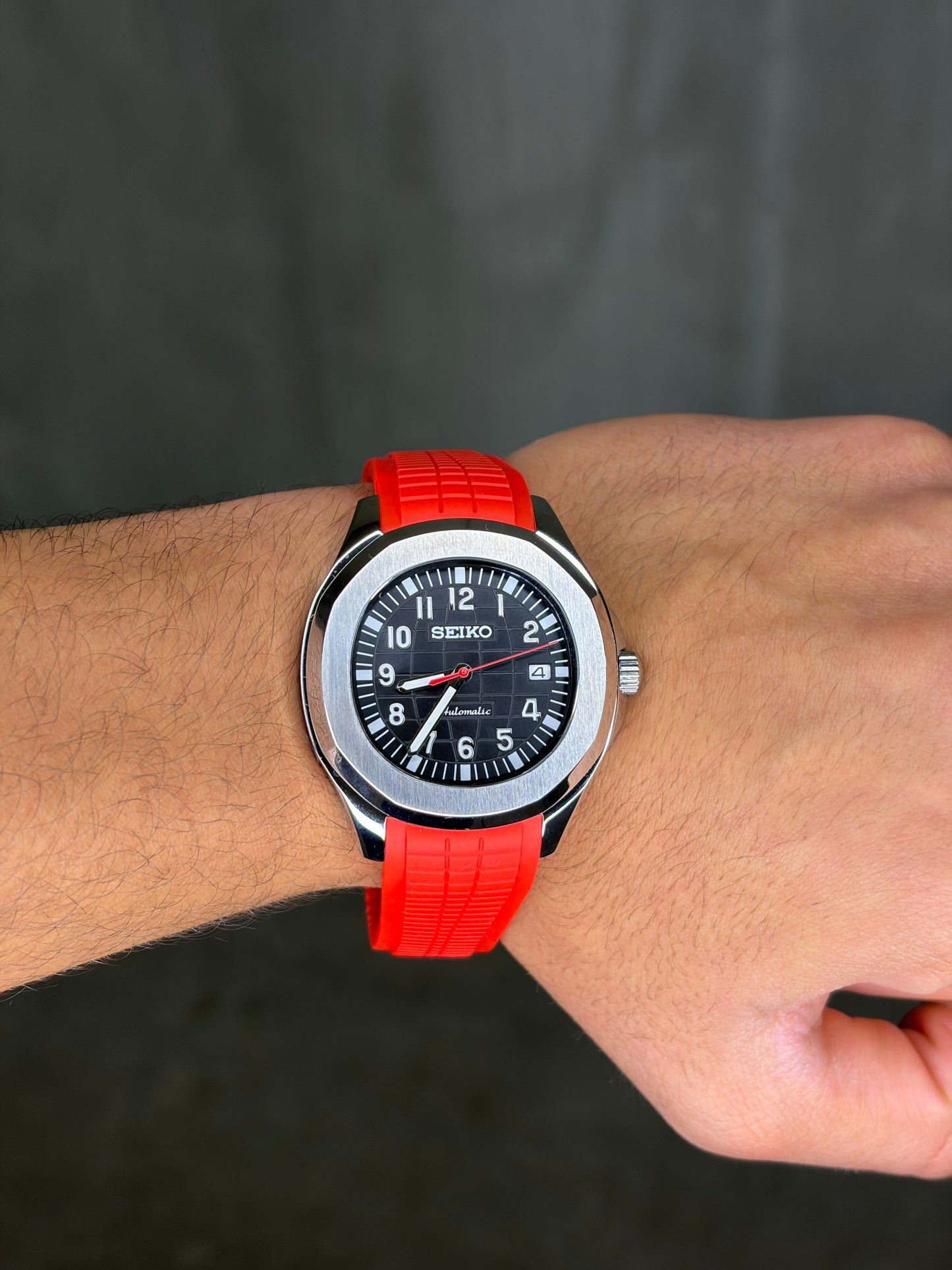 Volcano Red Aquanaut Seiko Mod — Détail couronne