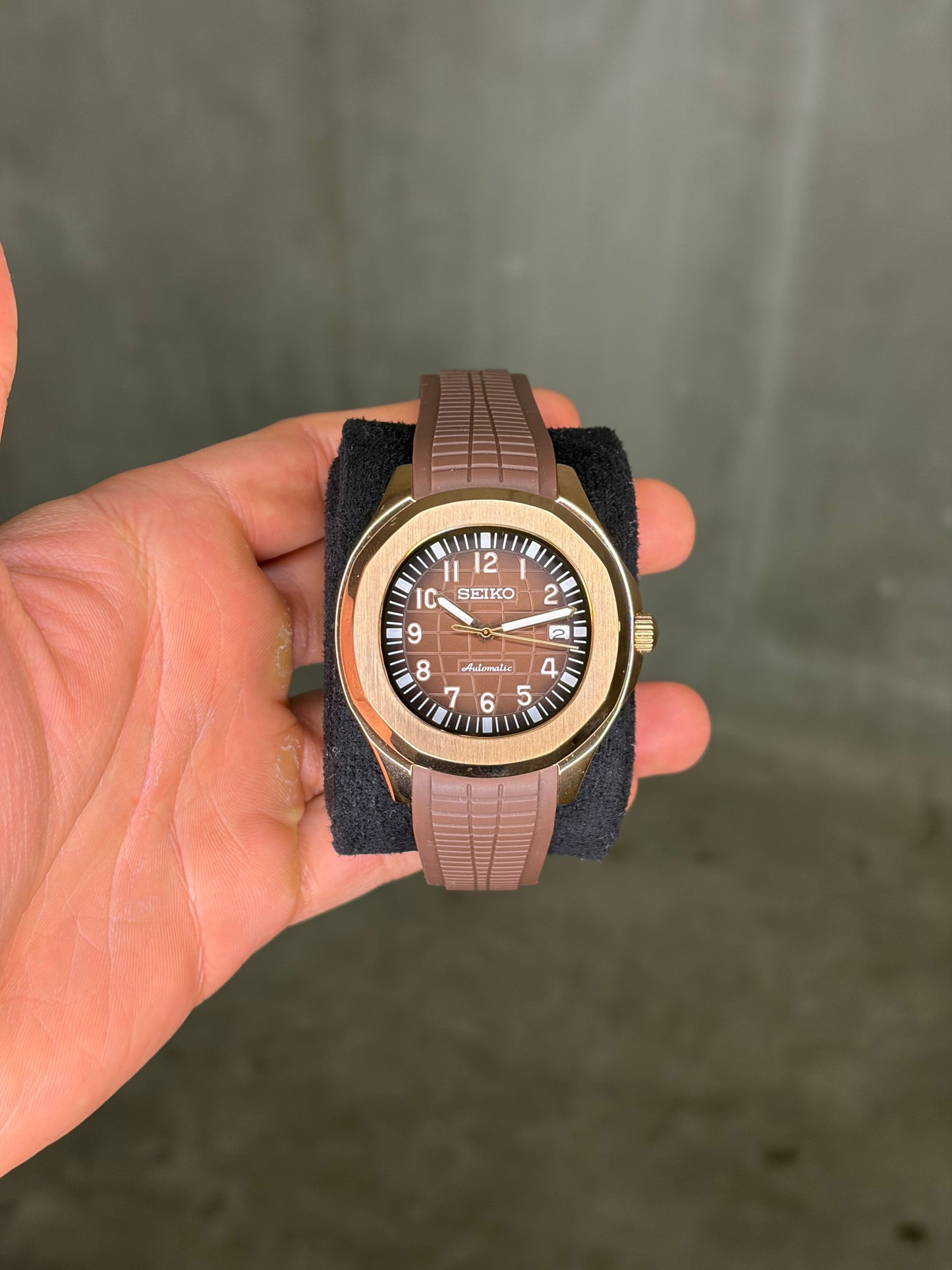 Rose Gold Chocolate brown Aquanaut Seiko Mod — Vue arrière