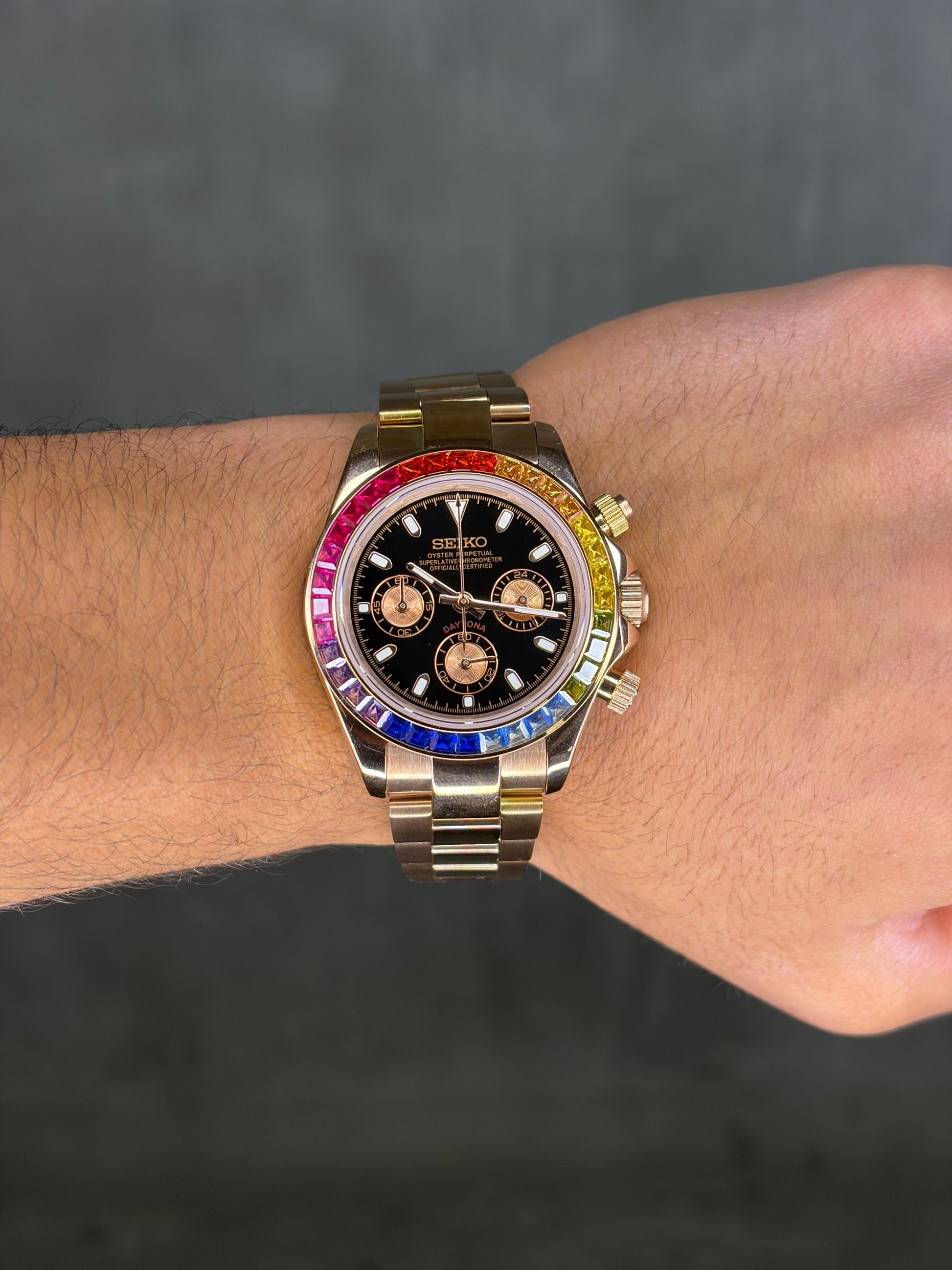 Rainbow baguette & rose gold daytona Seiko Mod — Détail couronne