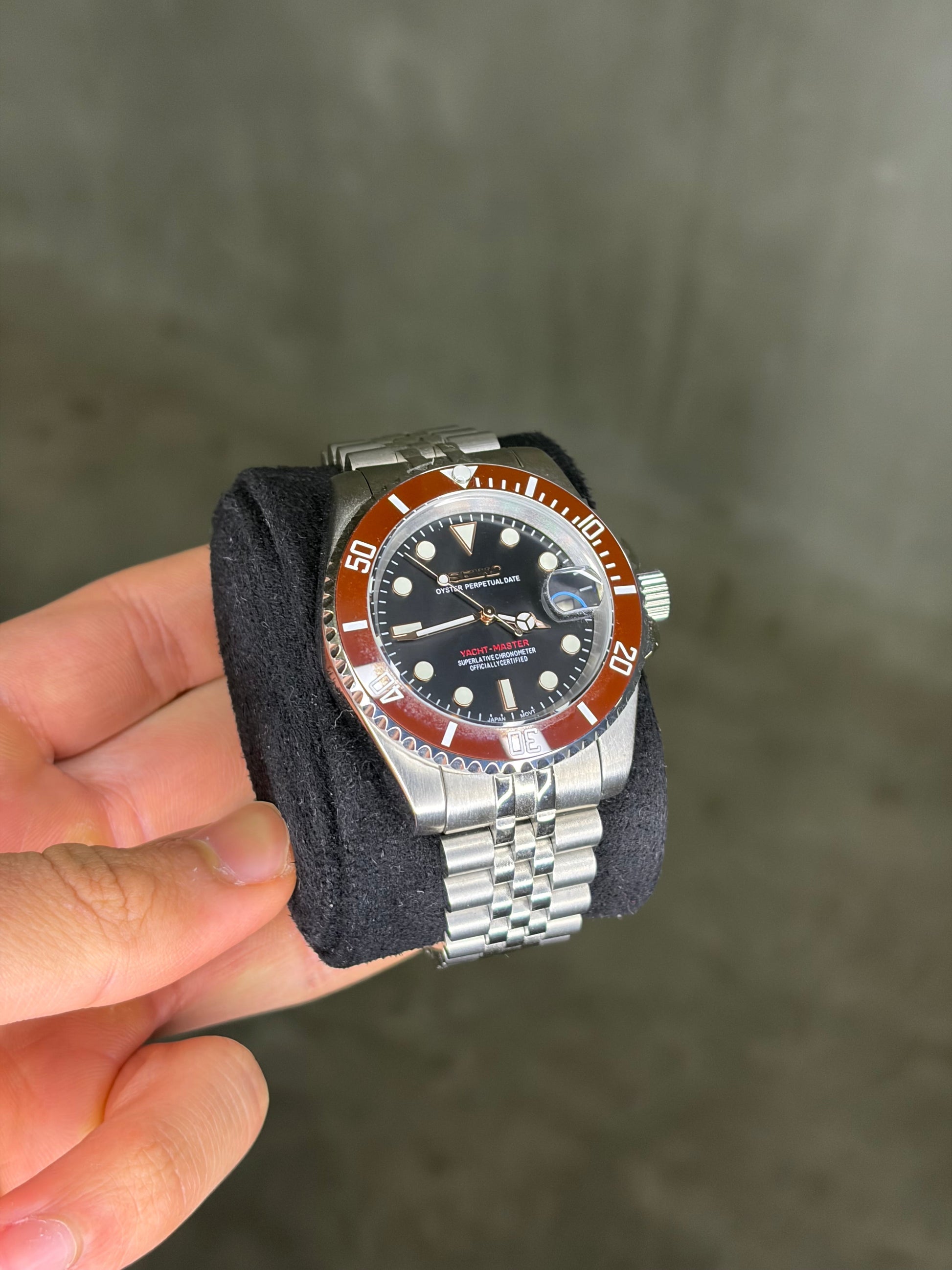 Yacht Master maroon bezel Seiko Mod — Détail bracelet