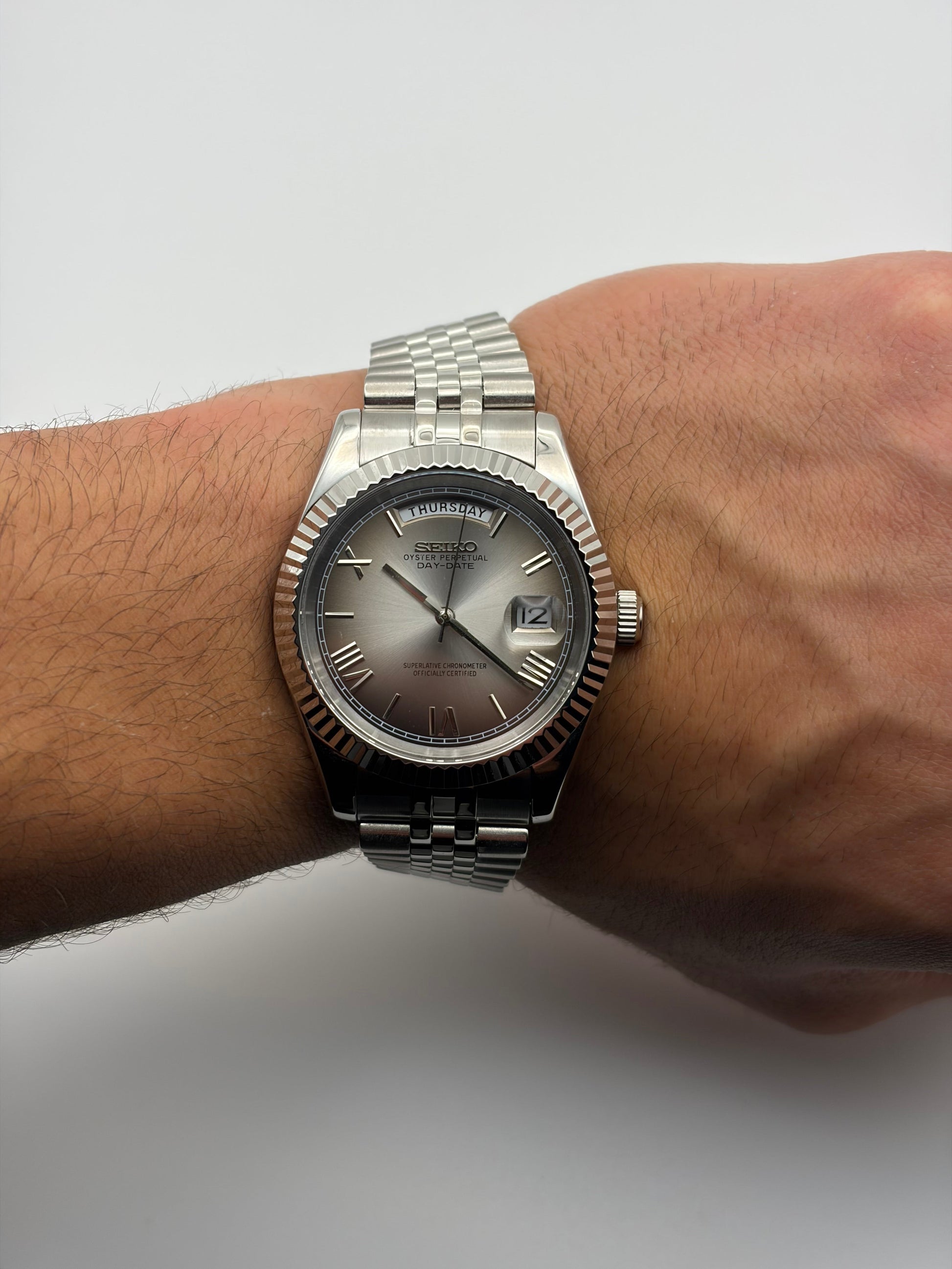 Shadow DayDate Seiko Mod — Vue de profil