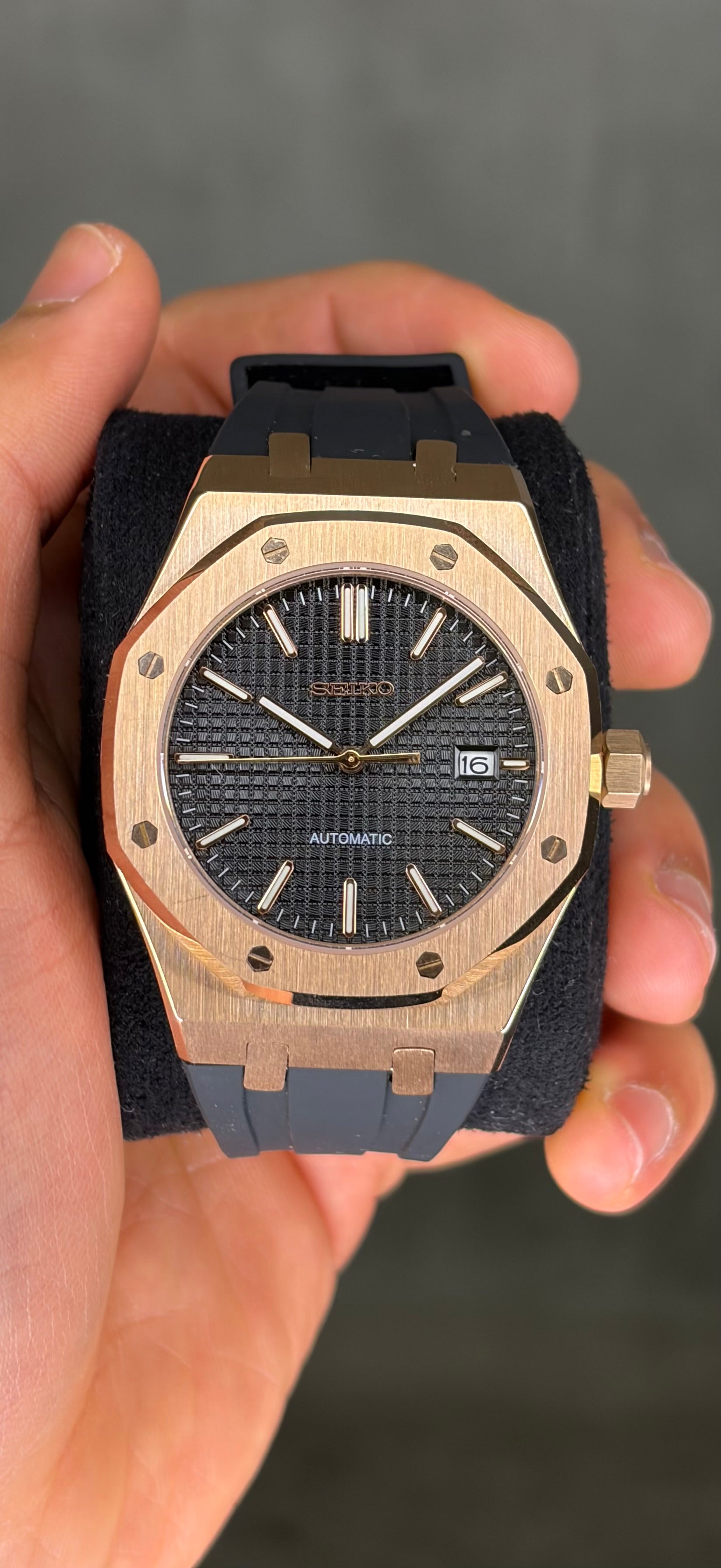 Rose Gold and Black Dial Royal Oak Seiko Mod — Vue arrière