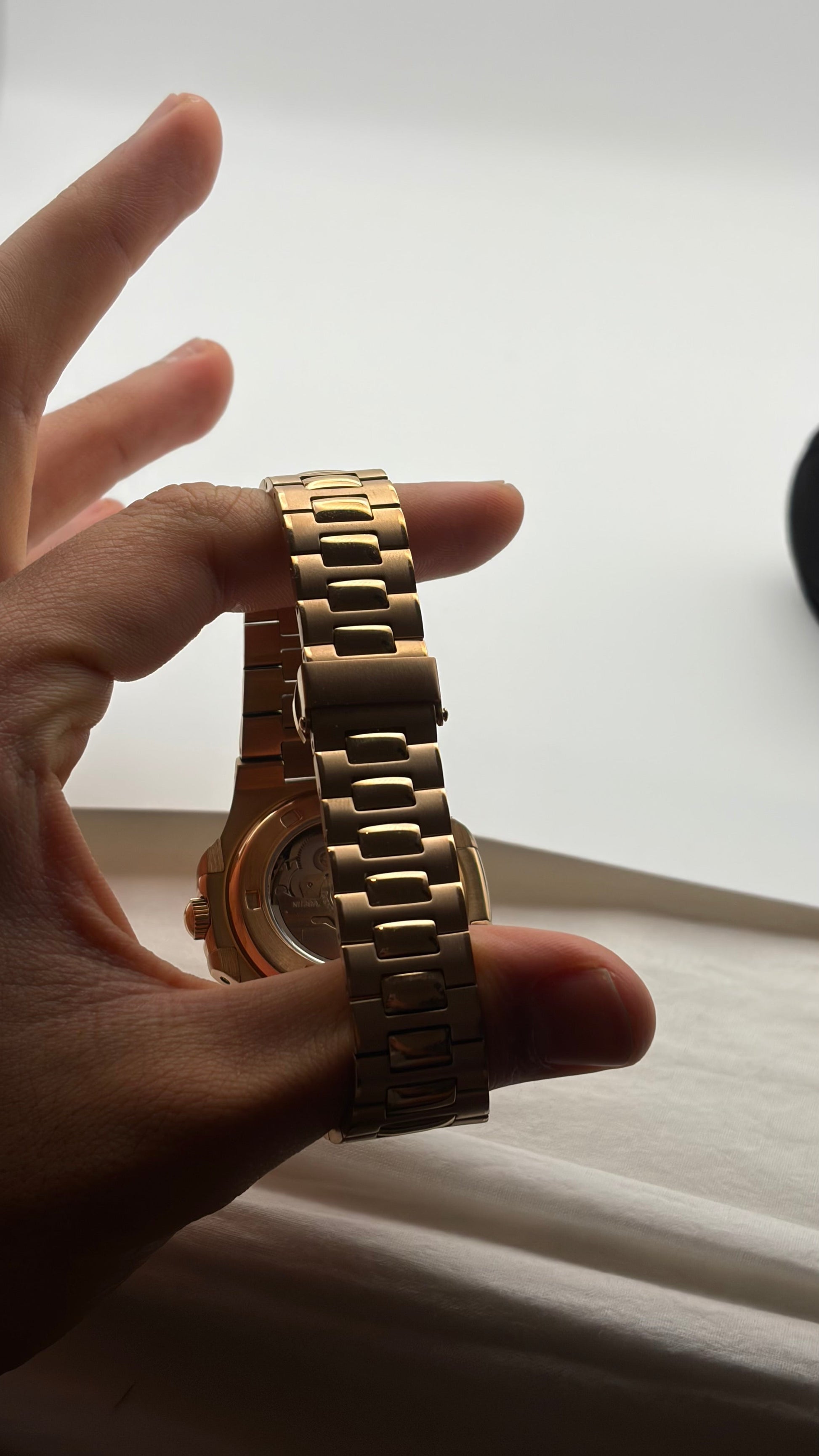 Nautilus Rose Gold & Black Open Heart Seiko Mod — Détail bracelet
