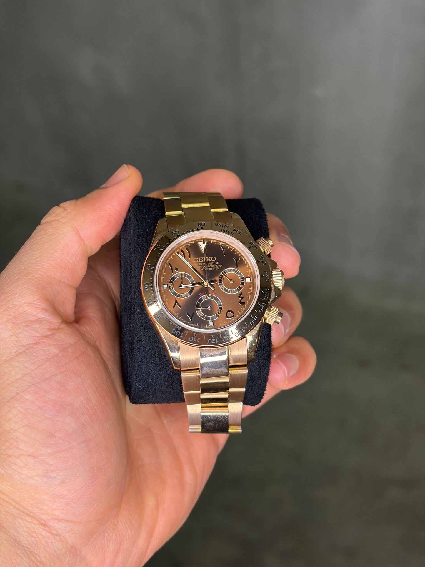 Rose Gold and Brown Arabic Dial Daytona Seiko Mod — Détail bracelet