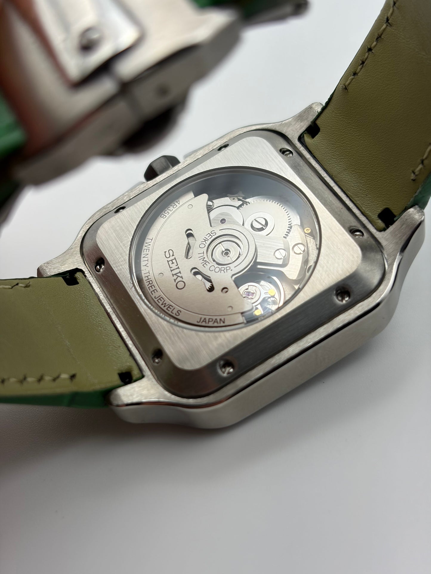 Santos Green Leather Bracelet Seiko Mod — Vue de profil