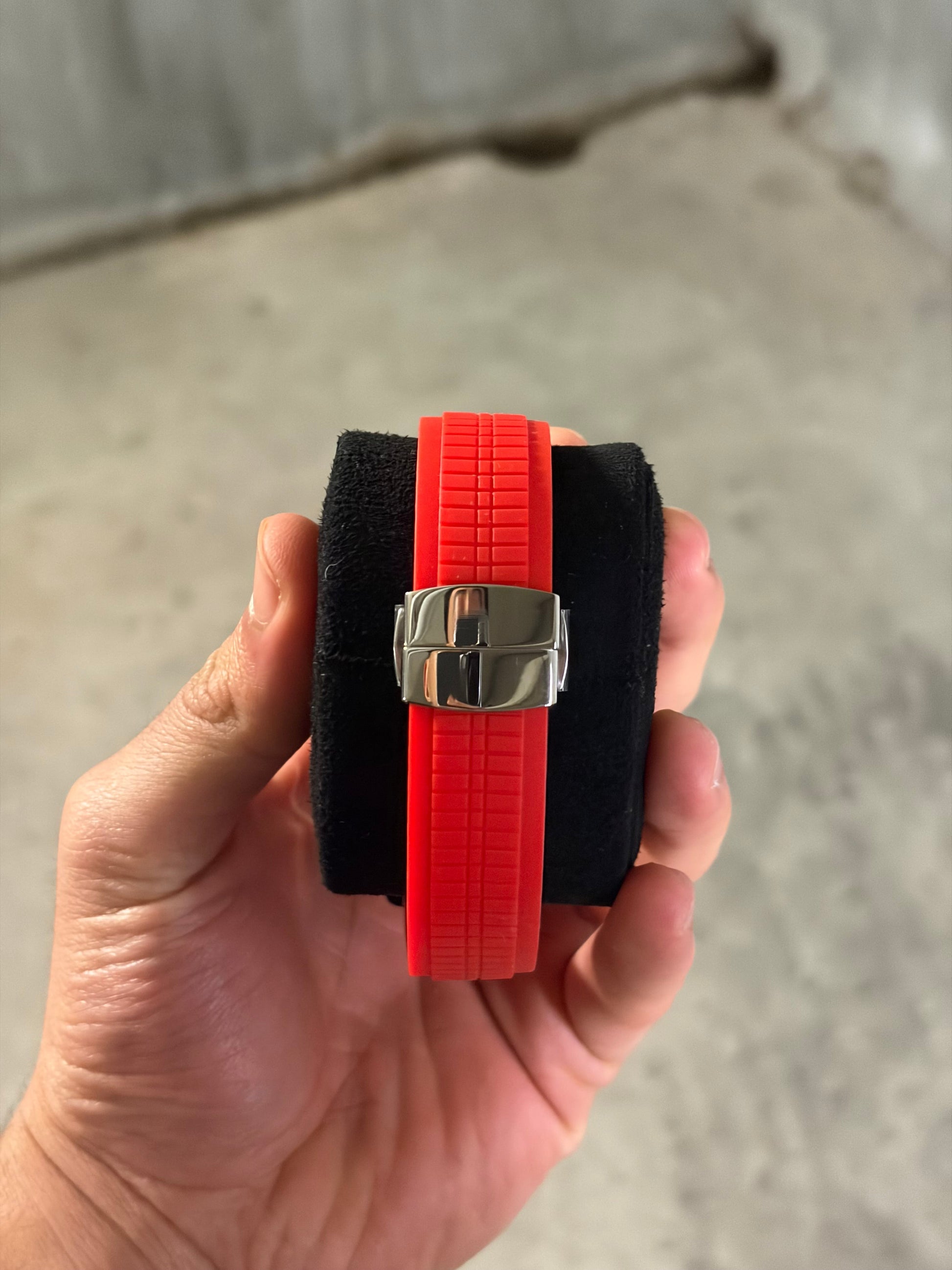 Volcano Red Aquanaut Seiko Mod — Détail bracelet