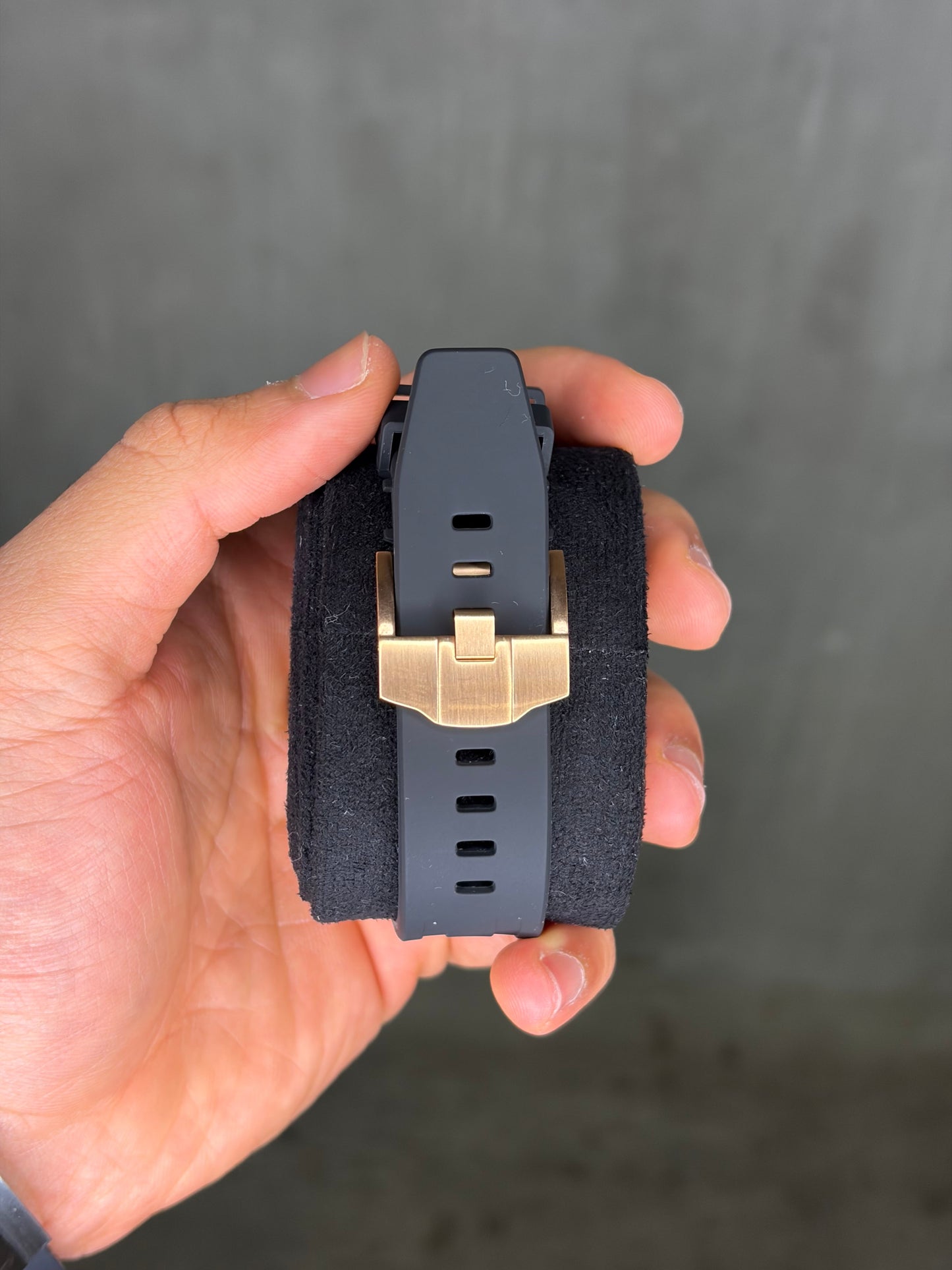 Rose Gold and Black Dial Royal Oak Seiko Mod — Détail bracelet