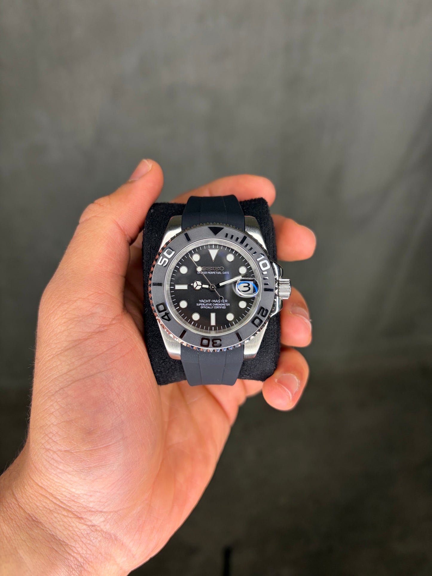 Yacht master Silver & Black Oysterflex Seiko Mod — Vue de profil