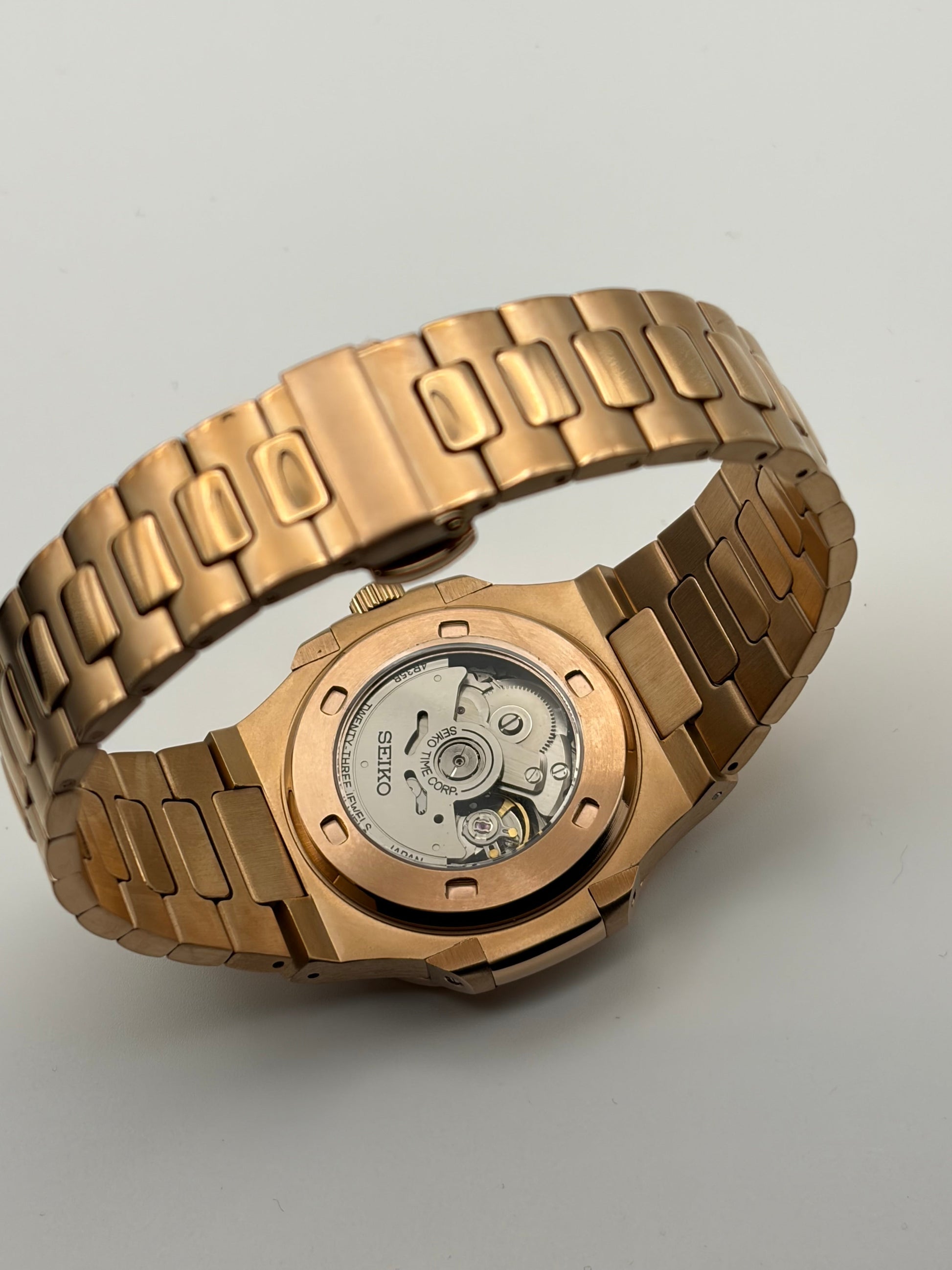 Nautilus Rose Gold chocolate open heart Seiko Mod — Vue de profil