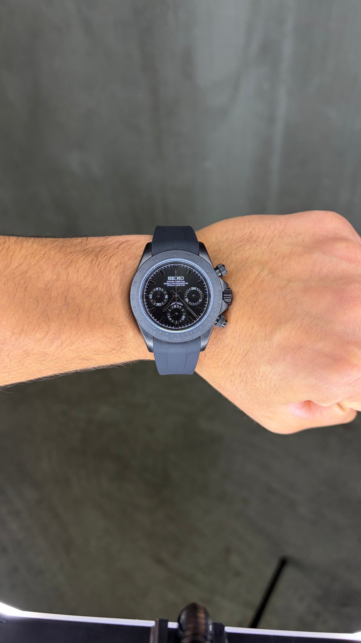 Full Black Oysterflex Daytona Seiko Mod — Détail couronne