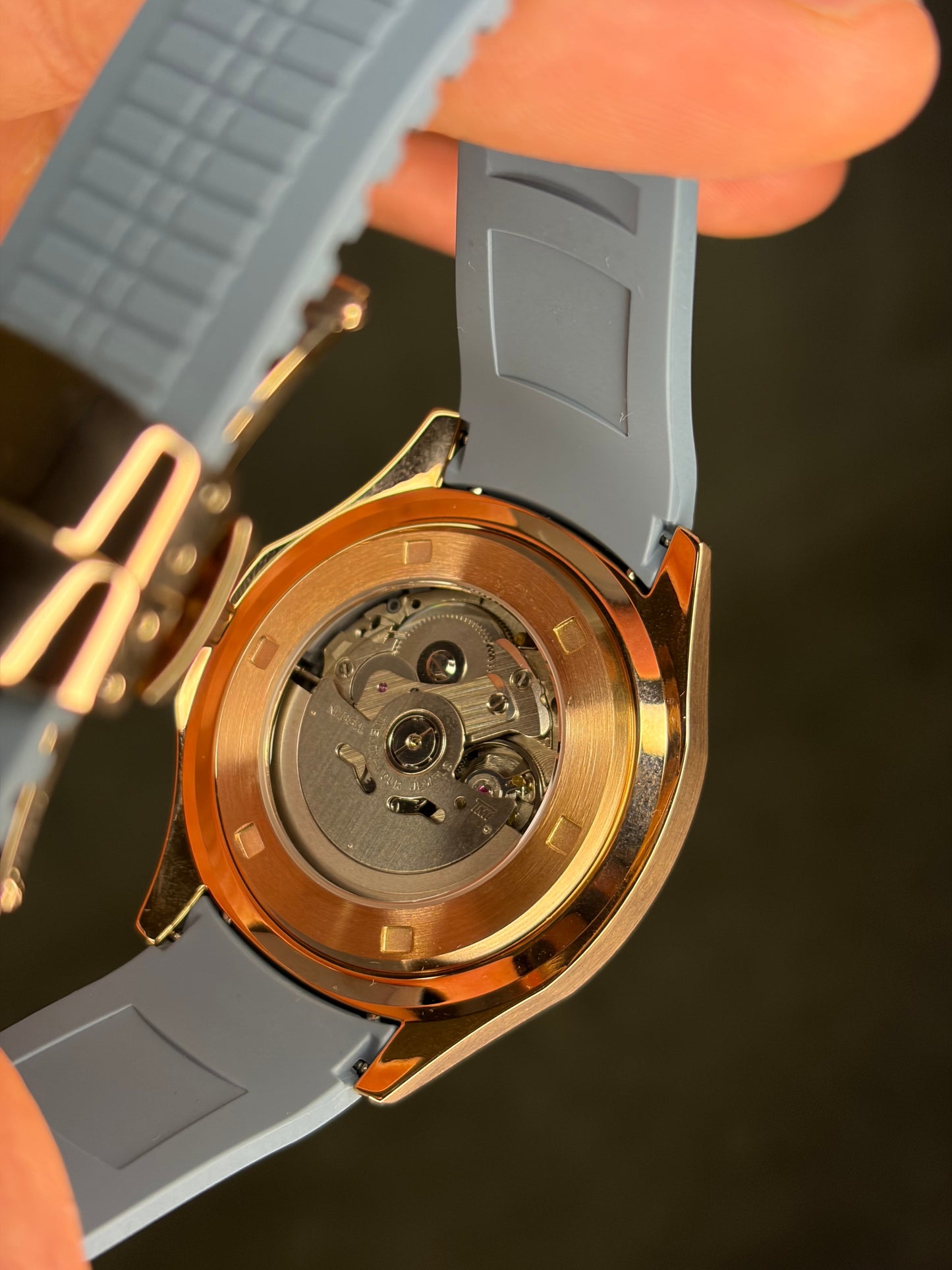 Blue & Rose Gold Aquanaut Seiko Mod — Détail couronne