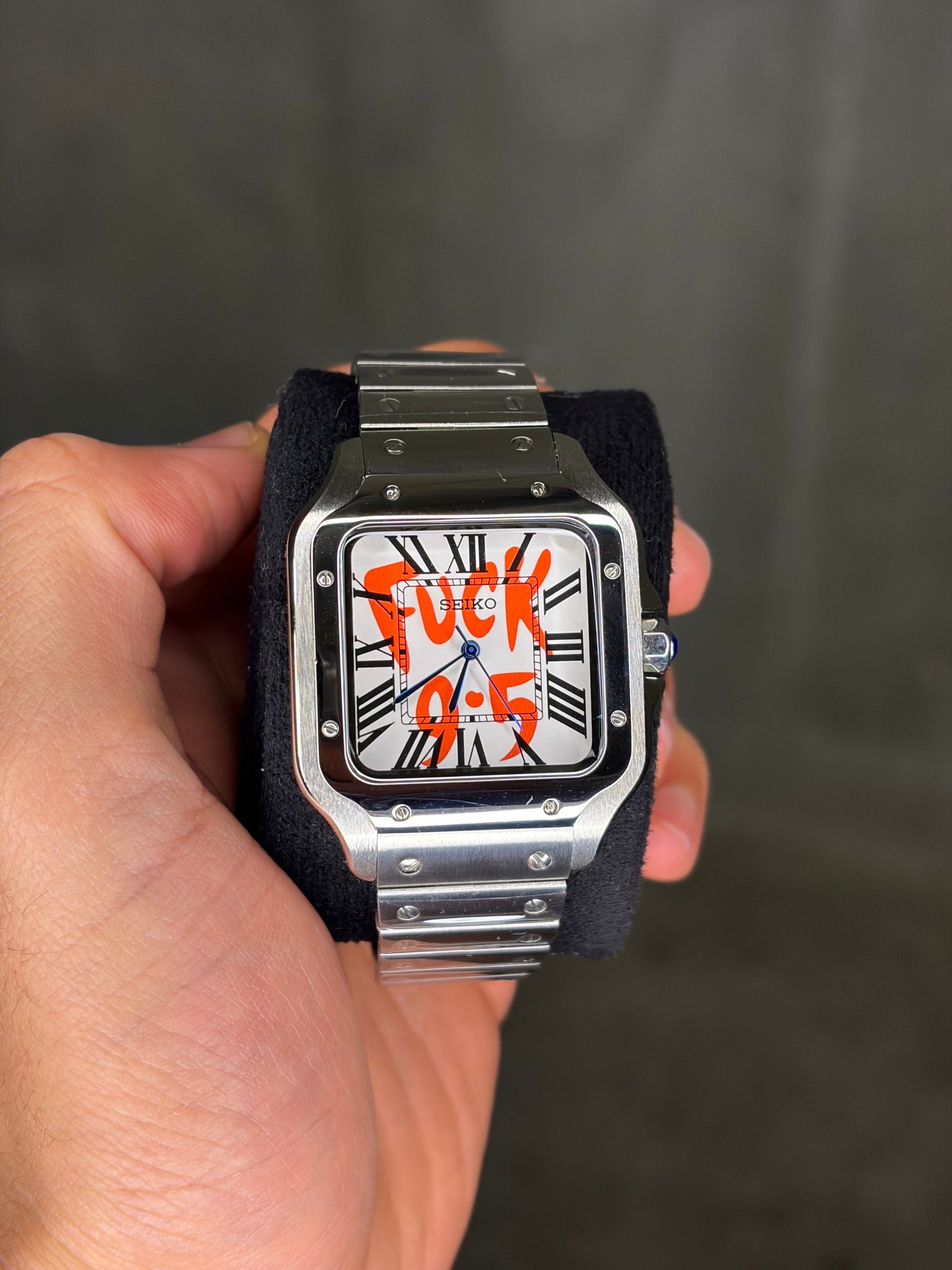 Santiko Fuck 9-5 red Seiko Mod — Vue de profil