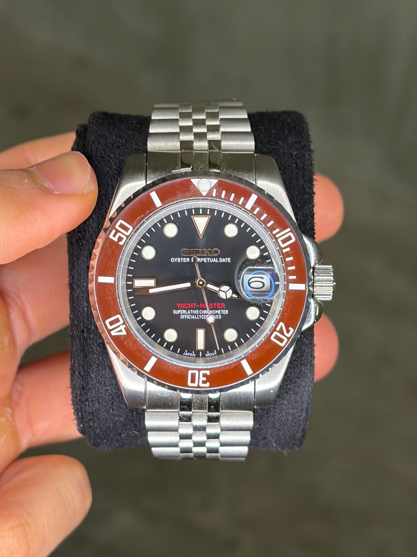 Yacht Master maroon bezel Seiko Mod — Détail cadran