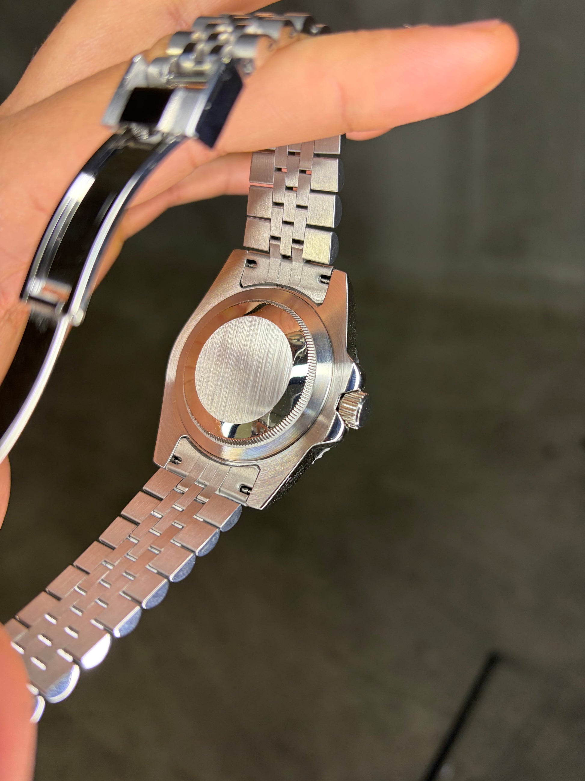 Yacht Master maroon bezel Seiko Mod — Vue de profil