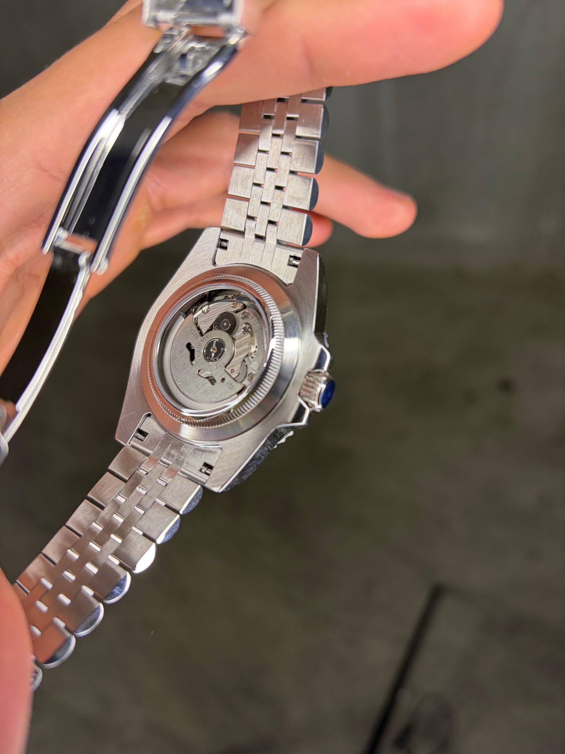 GMT MASTER II Batgirl Black & Blue bezel Seiko Mod — Vue de profil
