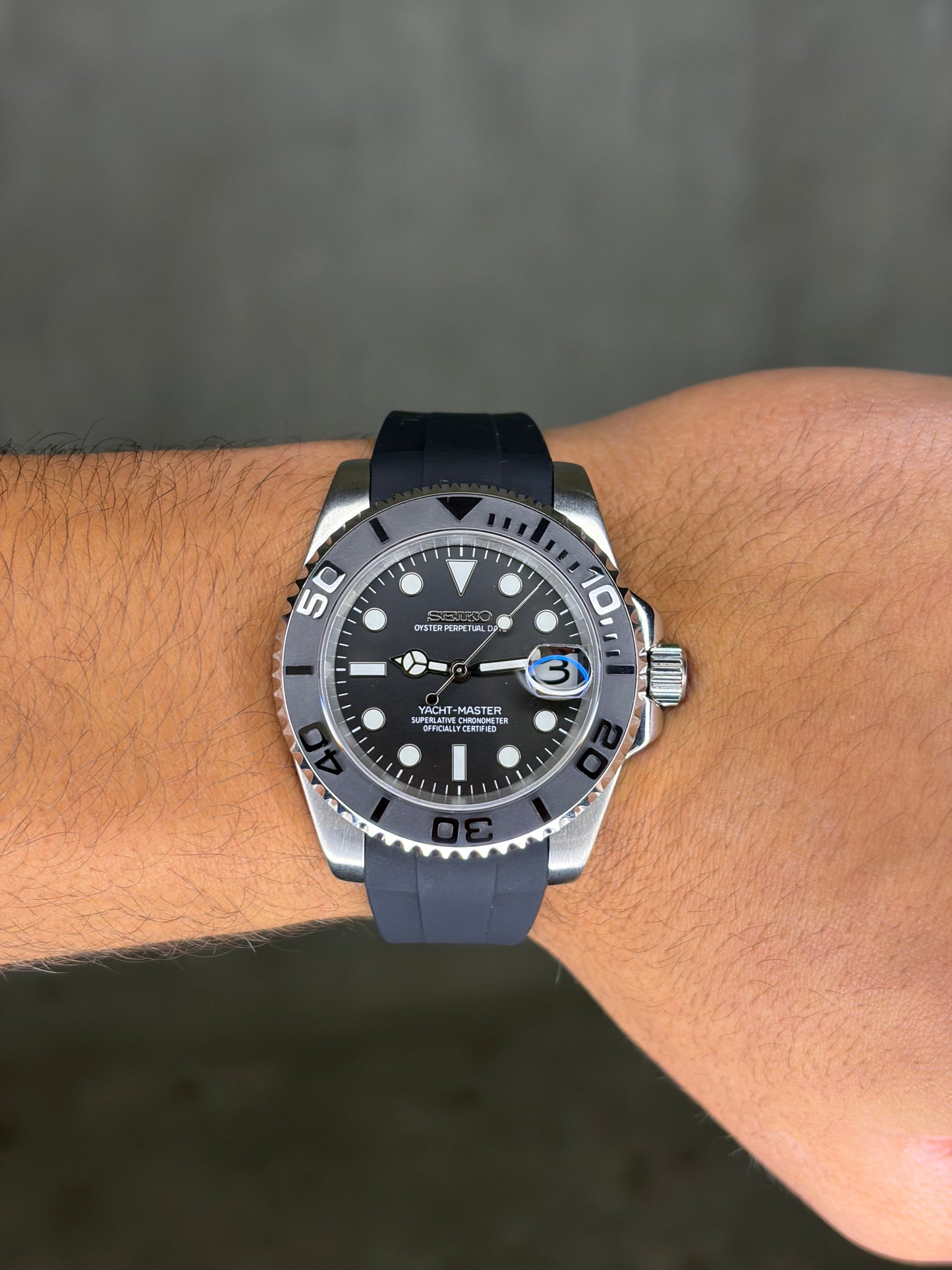 Yacht master Silver & Black Oysterflex Seiko Mod — Au poignet