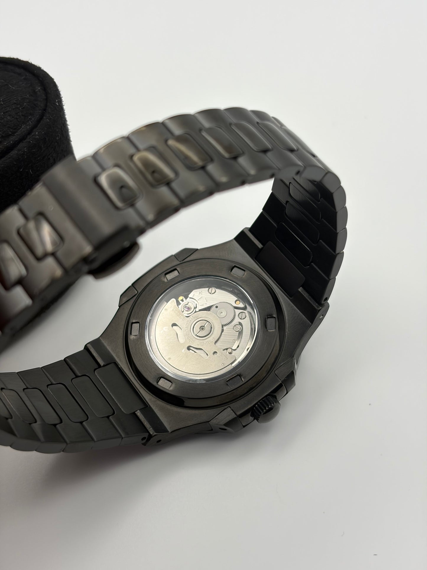 Nautilus Stealth Black Arabic Numerals Seiko Mod — Détail bracelet