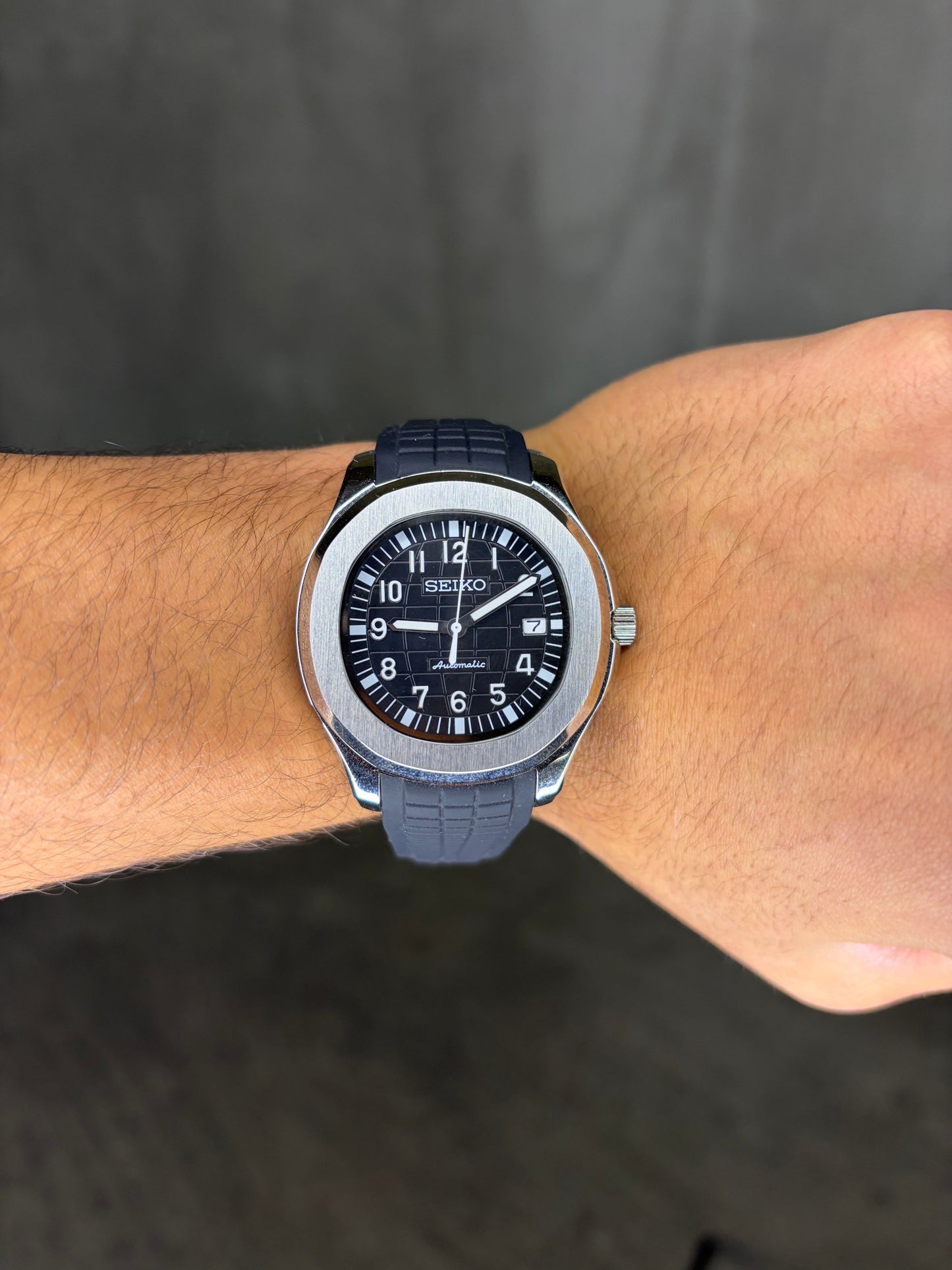 Black and silver Aquanaut Seiko Mod — Au poignet