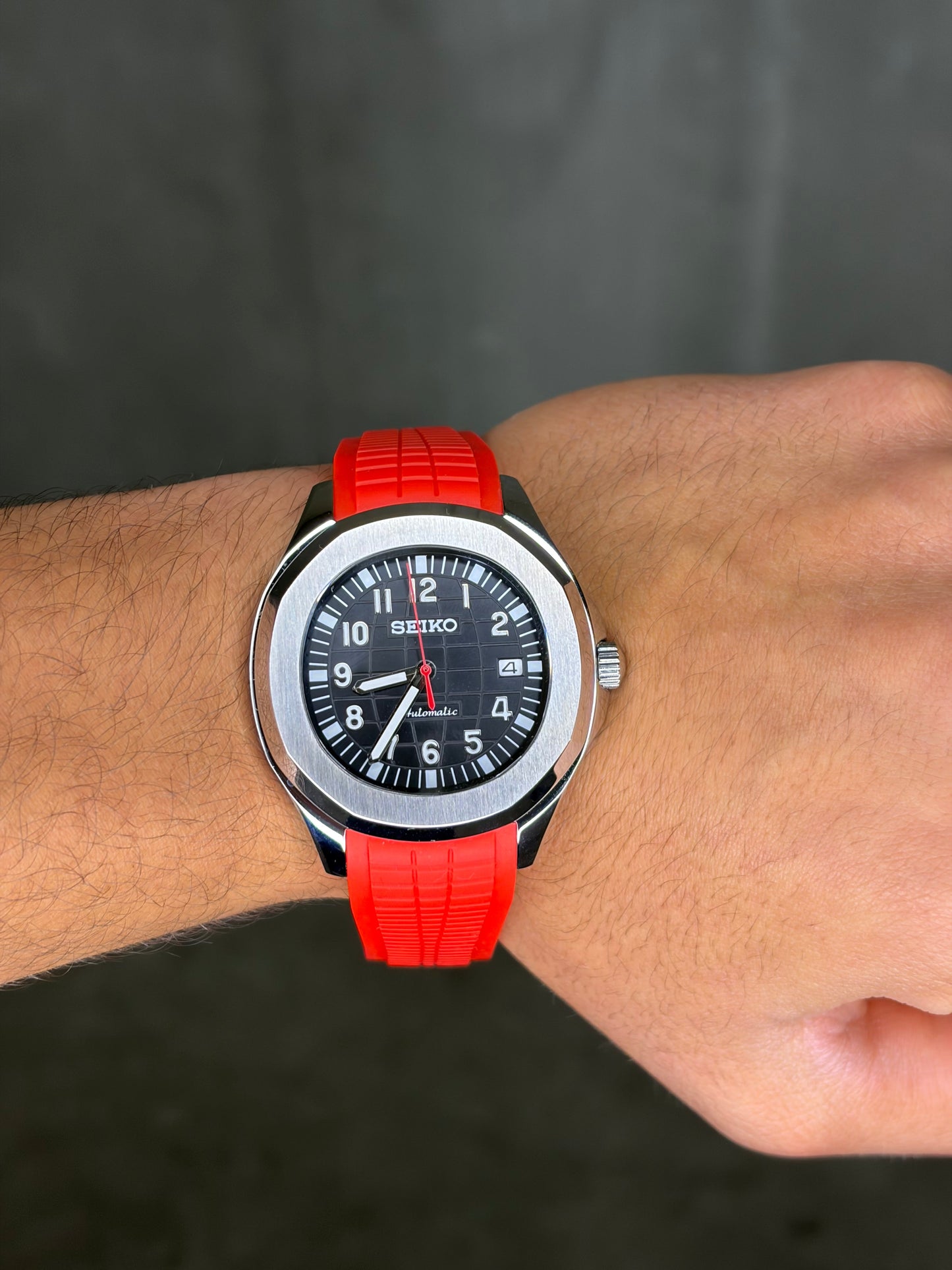 Volcano Red Aquanaut Seiko Mod — Au poignet